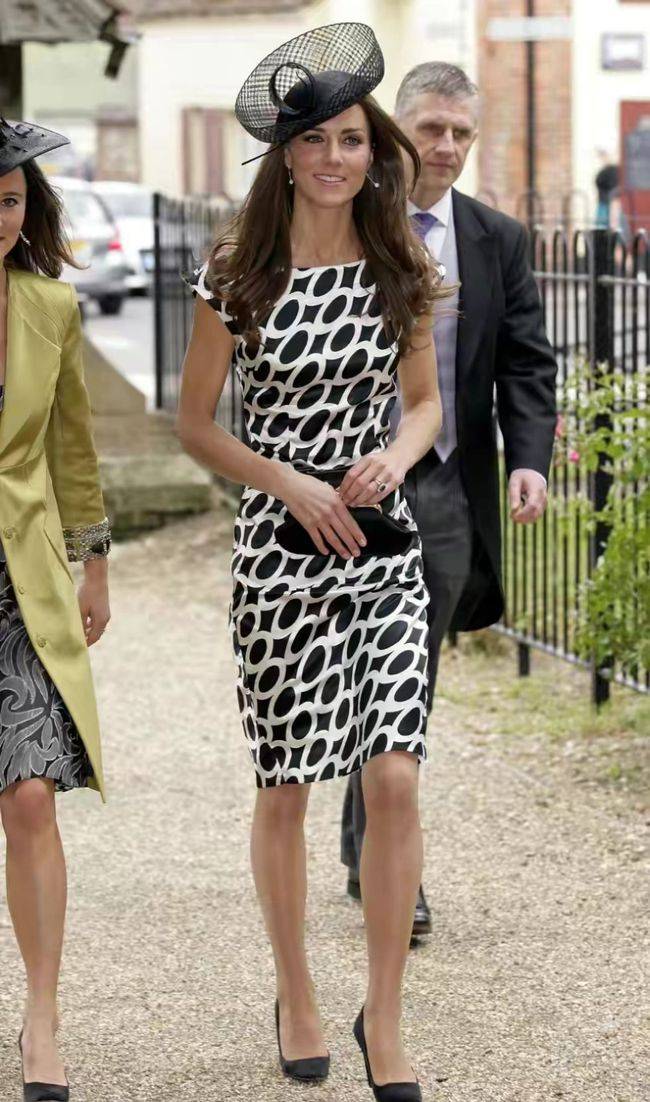 葬礼|真是好儿媳，葬礼上搂公公肩膀安慰，穿黑大衣举手投足女王范