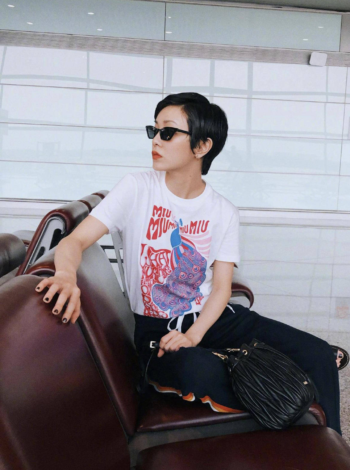 黑色|郭采洁真是小个子穿搭典范，背心配皮质包臀裙又飒又美，帅气利落