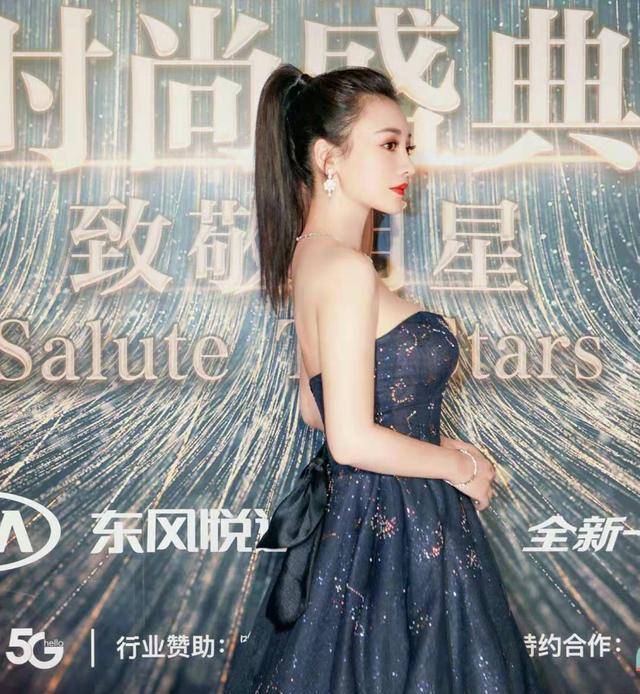 金色|郑爽分手主攻时尚事业，化身钮钴禄·爽，穿金色裙臂挂流苏变女王