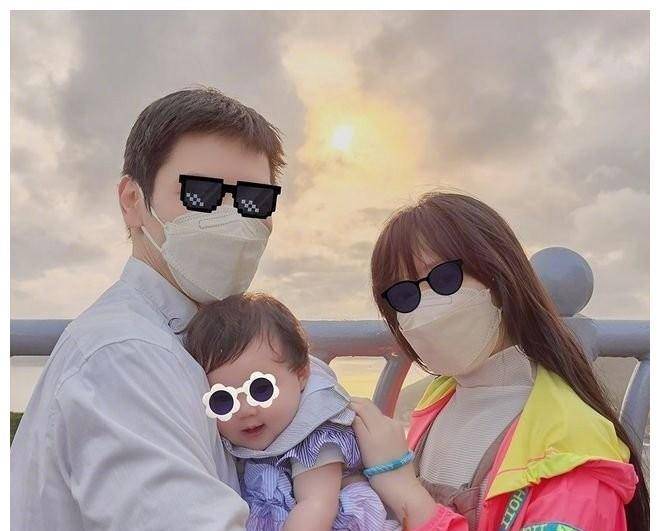黑色|向佐一家三口同框！女儿打扮时髦太萌，郭碧婷穿粉色帽衫身材圆润