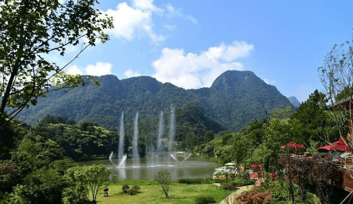 重慶一峽谷景區,飛瀑震天,魚群飛躍,夏季氣溫23度,避暑必去