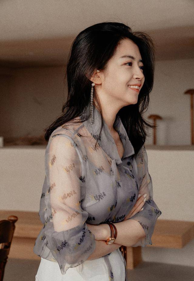 女孩子|夏季衬衫如何搭配呢?三木演绎衬衫穿搭技巧,风格多样照学就够了