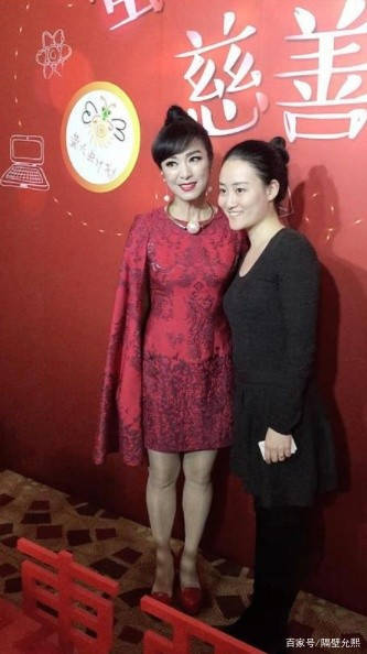 米雪|63岁米雪不服老,穿红色斗篷长裙超“冻龄”,成功hold全场