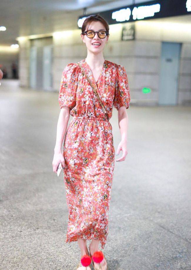 显示|钟楚曦一改往日御姐形象，穿西柚红印花裙清新甜美，尽显娇美温柔！