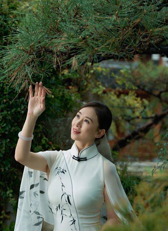 翁虹|翁虹身穿花裙眉眼带笑,53岁风采依旧,温柔气质不惧年纪变化