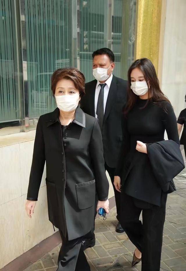 黑色|送赌王！四太没梳头显憔悴，反而三太穿哈伦裤一下车亮出翡翠镯子