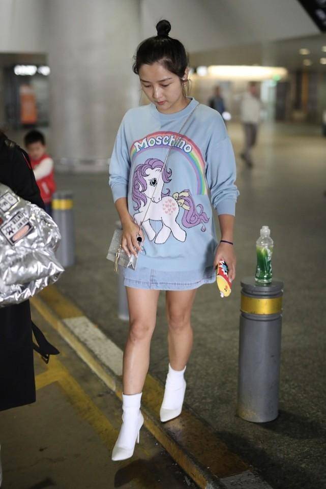 高中生|何洁素颜真像个高中生，虽然已经是三个孩子的妈妈，但一点都不老