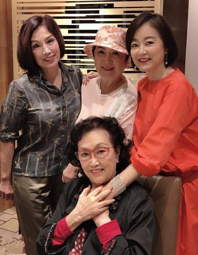 颜色|林青霞这是什么神仙状态？穿橘色裙精神矍铄，66岁美过同龄人