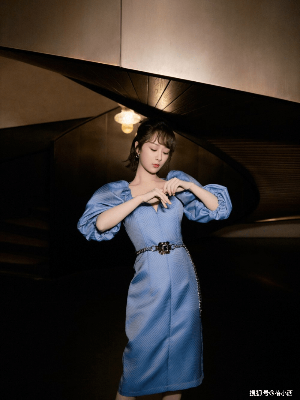 一身|杨紫终于穿出高级美感,泡泡袖连衣裙配半扎发型,看上去气质升华
