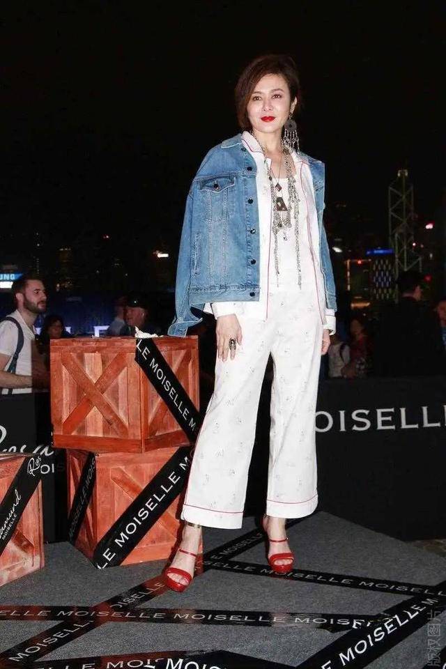 手法|关之琳老来更洋气，潮流打扮时髦又拉风，戴五斤重的配饰让人咂舌