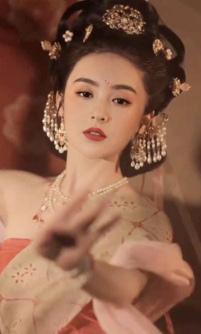 扮相|方媛七夕穿古装韵味足，仿若天外飞仙超惊艳，扮相不逊于明星演员
