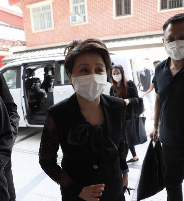 黑色|送赌王!四太没梳头显憔悴,反而三太穿哈伦裤一下车亮出翡翠镯子