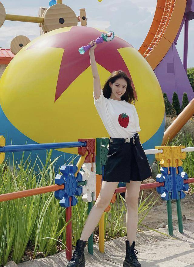 黑色|祝绪丹超元气私服造型，格纹大衣搭配连帽卫衣，上演冬日浪漫风情