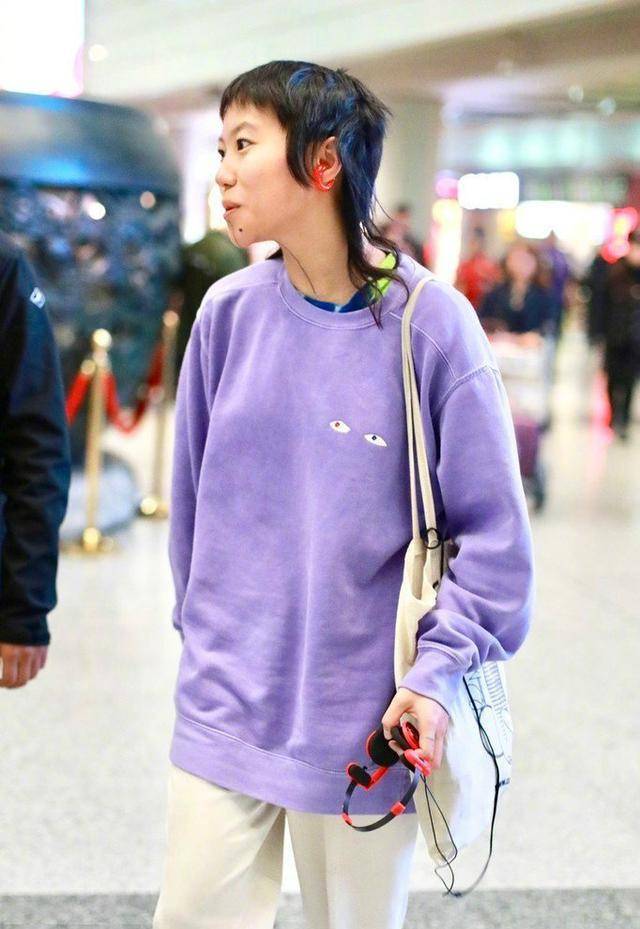 耳坠|周夏雨穿紫色“草丛装”现身，搭配九分裤秀纹身，遥相呼应窦靖童
