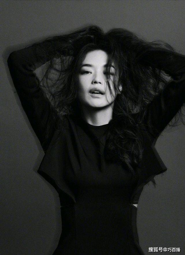 氛围|舒淇的镜头感好强！黑白氛围感大片，颜美又高级，70后女神很抗老
