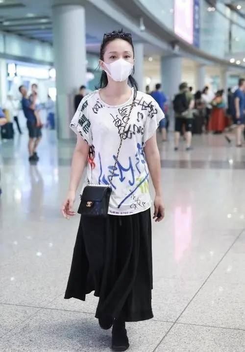 黑色|周迅这气质真让人服气！短开衫配长裙看似很随意，却慵懒又洋气