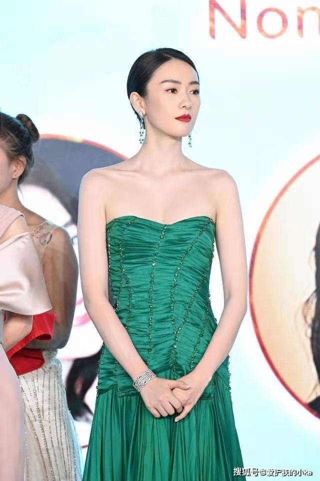 裙子|童瑶辨识度直线上升，穿斜肩长裙气质没得挑，摆脱小章子怡标签