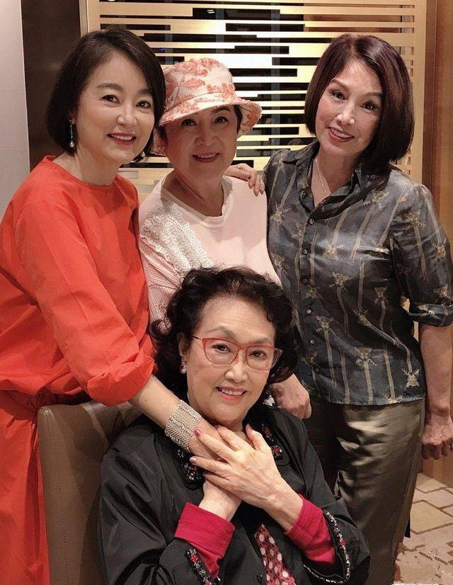 颜色|林青霞这是什么神仙状态？穿橘色裙精神矍铄，66岁美过同龄人