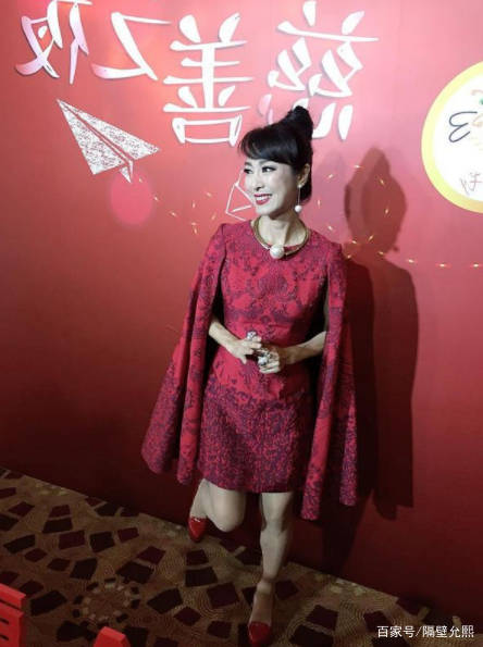 米雪|63岁米雪不服老,穿红色斗篷长裙超“冻龄”,成功hold全场