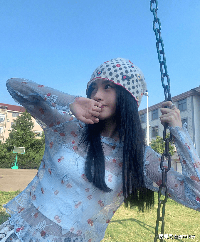 上衣|鞠婧祎一组男友视觉照好甜！穿花衣配花裤也不土
