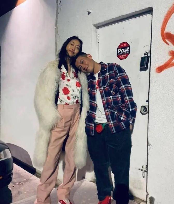 大叔|陈冠希为女儿庆生！穿短裤沧桑似大叔，秦舒培穿蓝衬衫大长腿瞩目