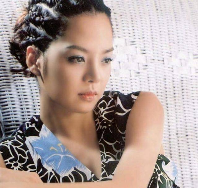 后首|41岁蔡琳单身后首晒母子照，跟儿子嬉戏，昔日辣妹穿衣变贤惠