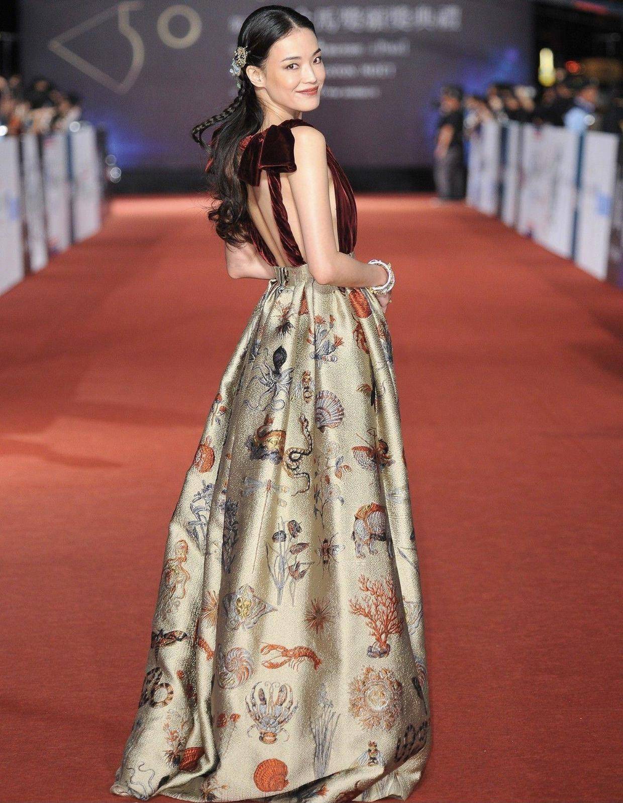 颜色|又被舒淇的“大胆”震住，领口开到腰+大露背的连衣裙都hold得住