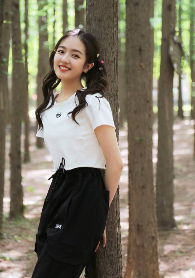 初恋|双马尾的李兰迪很甜美，穿蓝绿色针织衫配高腰裤，简约不失初恋感