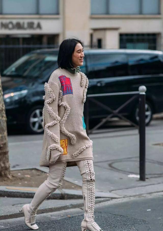 职场|长筒靴和半身裙的这套搭配会更加的职场化