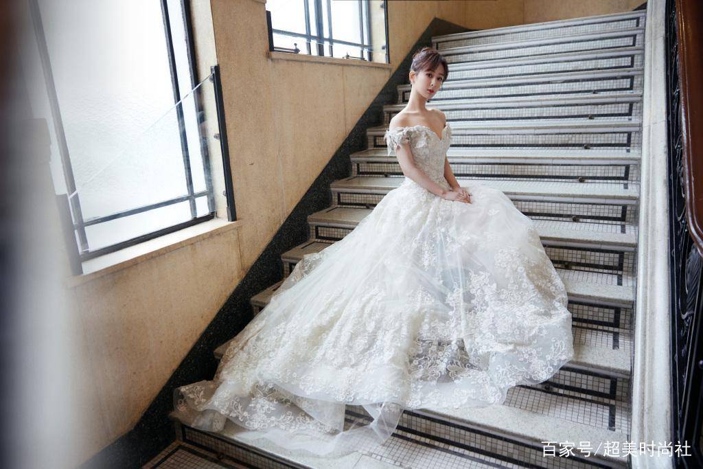 仙女|杨紫新杂志被曝抄袭王菲，瘦身轻盈换发型，看她如何走小仙女风？