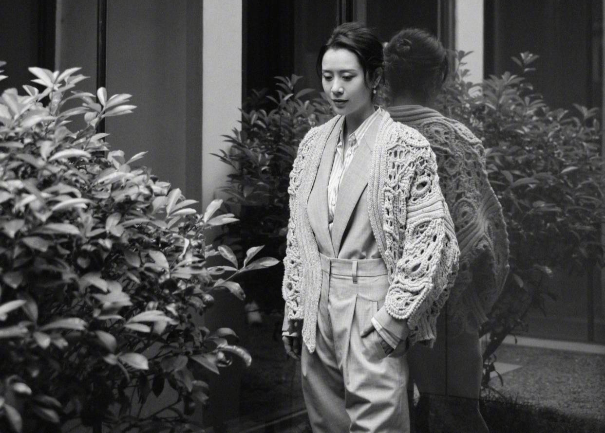 海清|４4岁海清“照骗”曝光：完美展现中年女人的潮流感，但千万别学