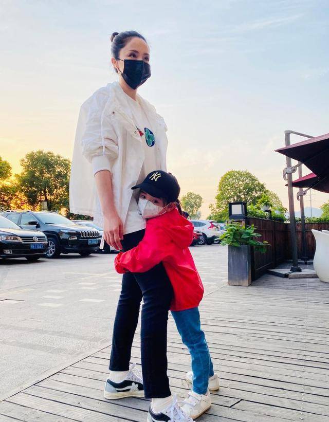 大腿|高云翔都回来了,女儿小酒窝“翻脸”不认爸!抱着董璇大腿不撒手
