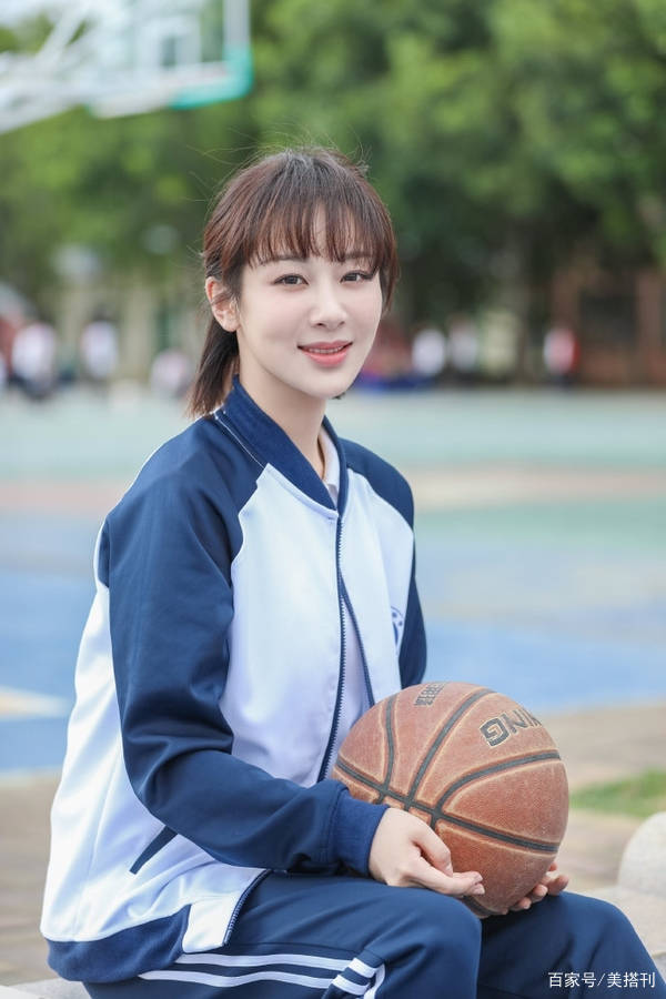 漂亮|杨紫校园写真曝光，丑丑的校服穿出惊艳感，是漂亮学姐没错了