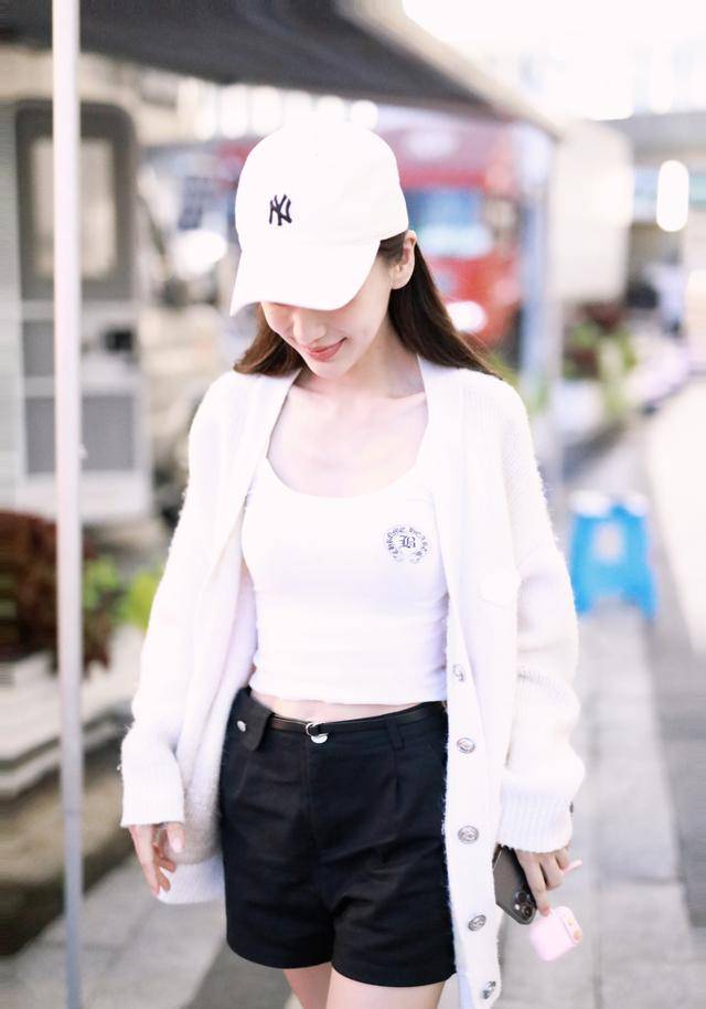 设计|Angelababy少女感很足，身穿抹胸吊带裙，优雅有气质