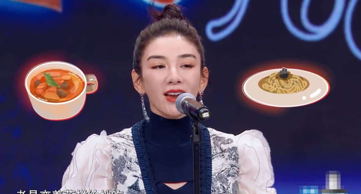 黄奕|黄奕穿万元连衣裙走机场,坐行李箱被女儿推着走,腿上蚊子包抢镜