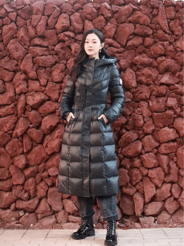 亮点|宋轶穿火了“收腰羽绒服”，保暖又能显身材，3条腰带才是大亮点