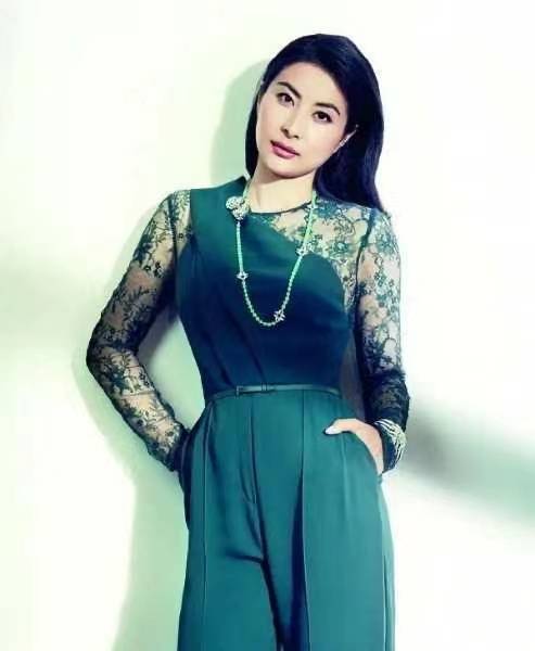 郭晶晶|郭晶晶认真打扮真惊艳,穿一身白裙优雅高级,骨子里有了贵妇气质