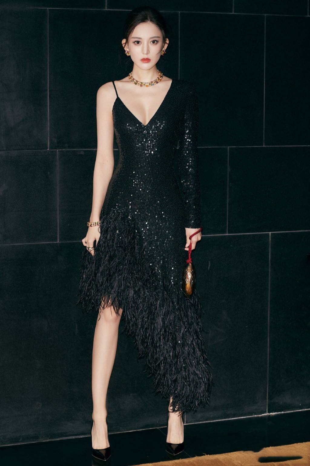 整体|古力娜扎不再低调了，穿墨绿色V领裙复古又优雅，A4腰线惹人惊艳