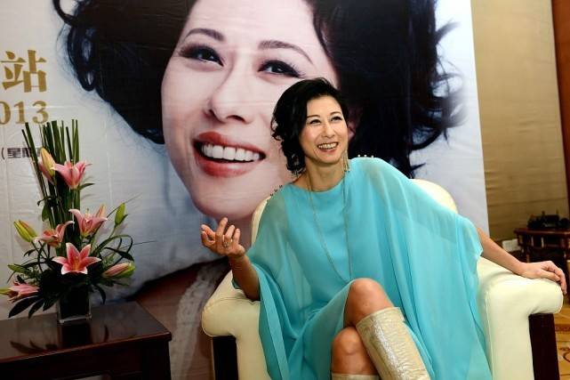 叶倩文|叶倩文真是一点不服老，亮片裙腰间就挂着几根绳，还勒出了赘肉