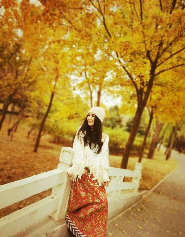 卫衣|54岁温碧霞坚持扮嫩，穿抹胸裙扮花仙子，没生过孩子也难挡衰老