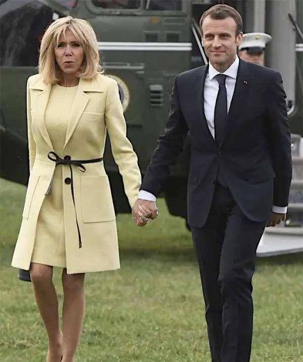 夫人|马克龙和继女同框,两人曾同班同学,大25岁老婆顶鸡窝头一脸开心