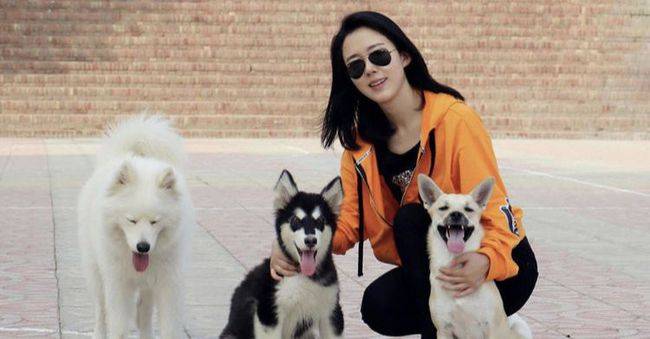 橙色|时尚穿搭橙色外套,配黑色T恤简约舒适,42岁的颜丹晨依旧元气满满