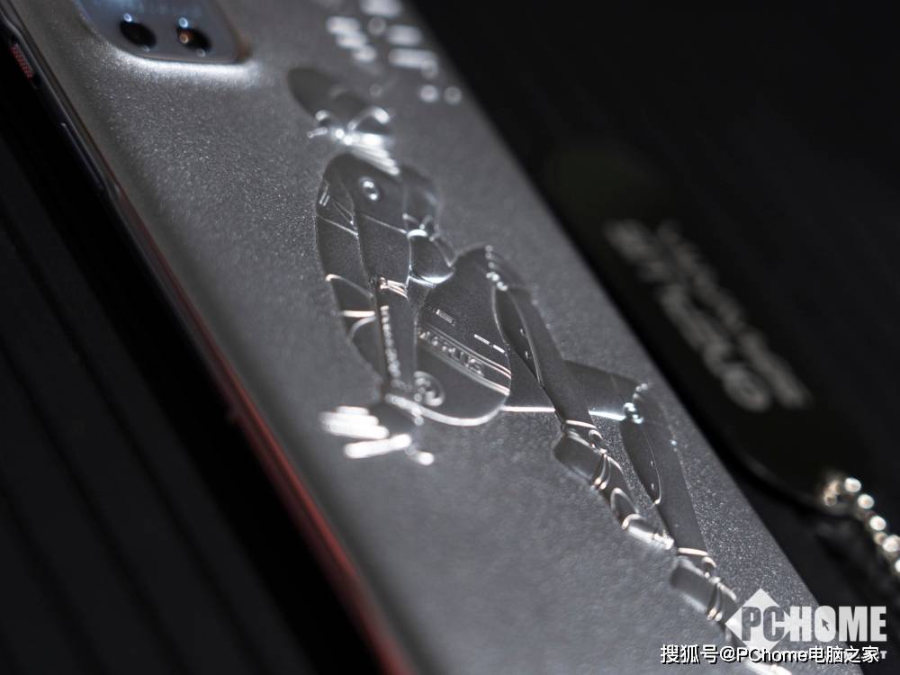 未来|一加9 Pro x 空山基闪银限定套装：未来感拉满