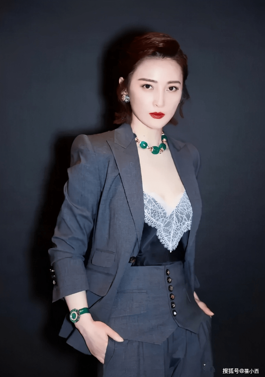 一身|蒋勤勤真不愧是陈建斌的老婆，穿一字肩刺绣裙真高级，又美出圈了