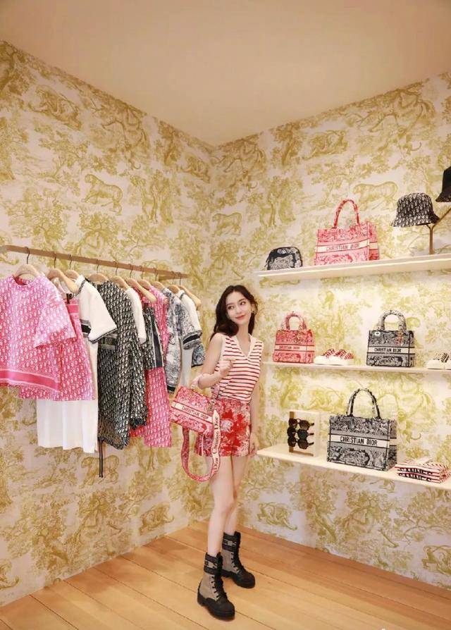 设计|Angelababy少女感很足，身穿抹胸吊带裙，优雅有气质