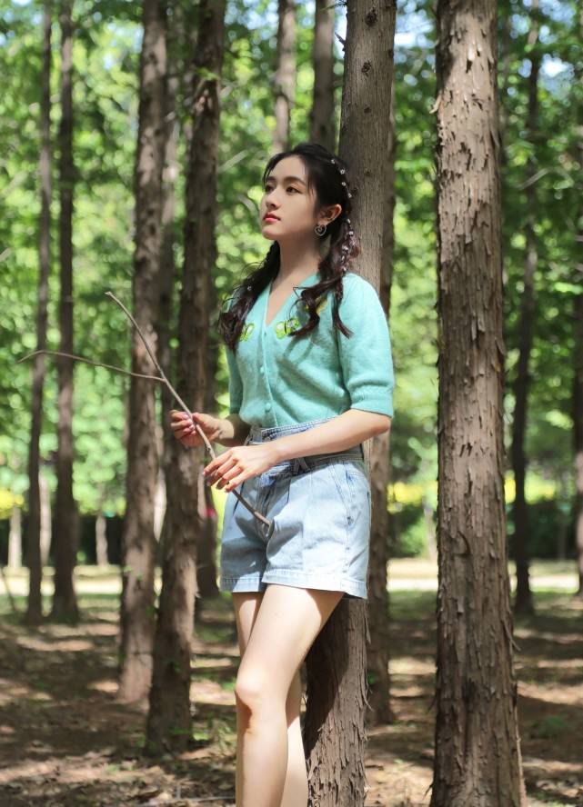 初恋|双马尾的李兰迪很甜美，穿蓝绿色针织衫配高腰裤，简约不失初恋感