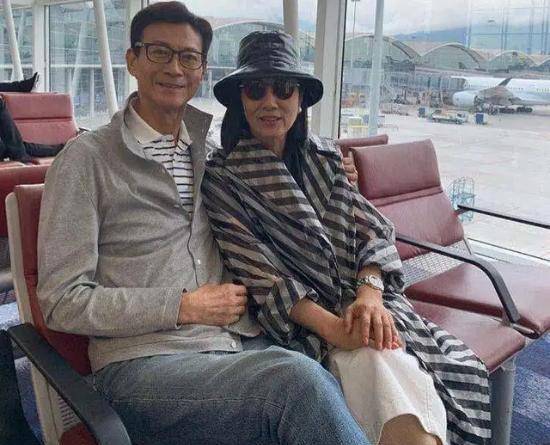 黑色|汪明荃郑少夏同框，两人加起来144岁，穿得一点不像72岁的人