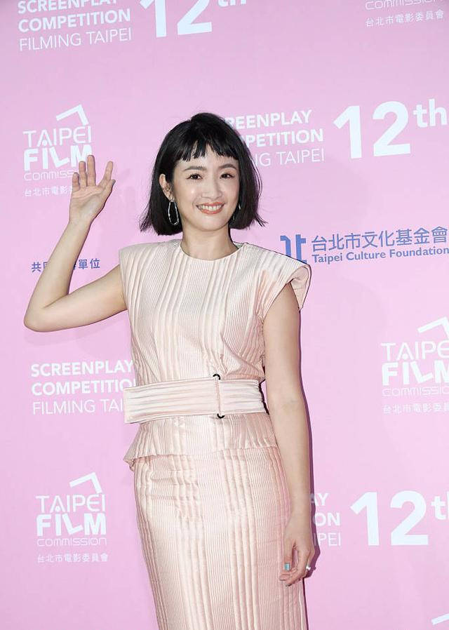刘海|林依晨生图曝光，粉色连衣裙配“狗啃刘海”状态好，不愧冻龄女神