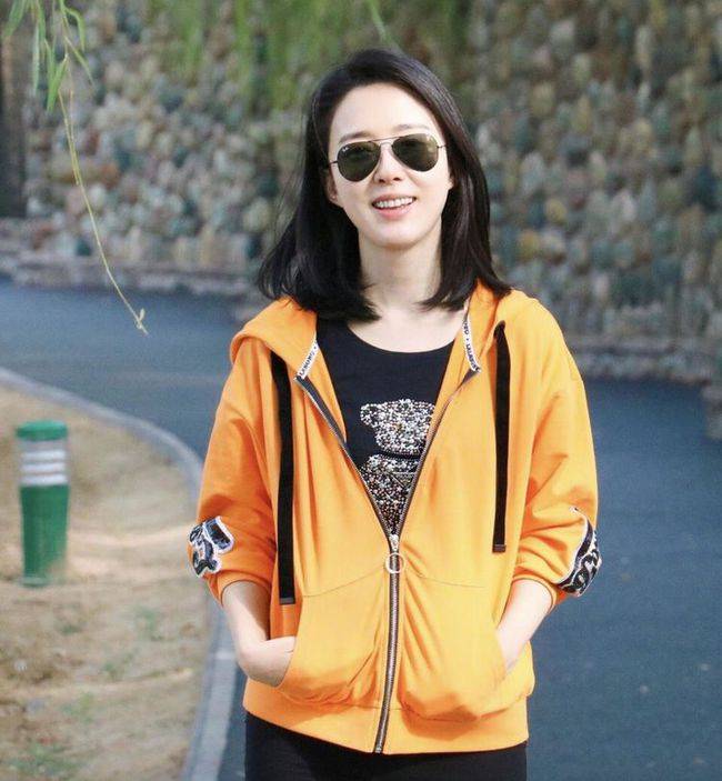 橙色|时尚穿搭橙色外套,配黑色T恤简约舒适,42岁的颜丹晨依旧元气满满