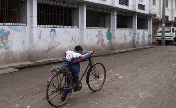 大腿|高云翔都回来了,女儿小酒窝“翻脸”不认爸!抱着董璇大腿不撒手